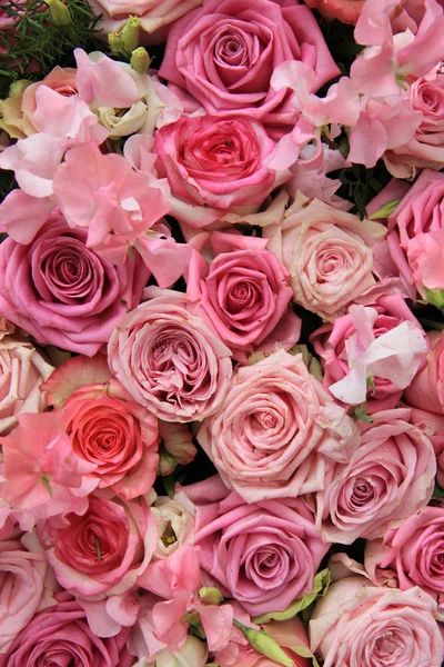 Латирус и розы в свадебном букете — стоковое фото
