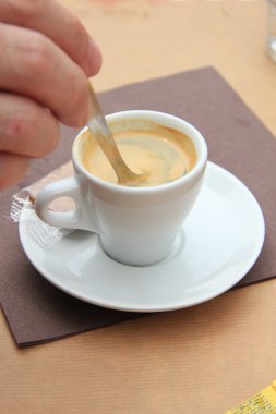 adam bir espresso karıştırma