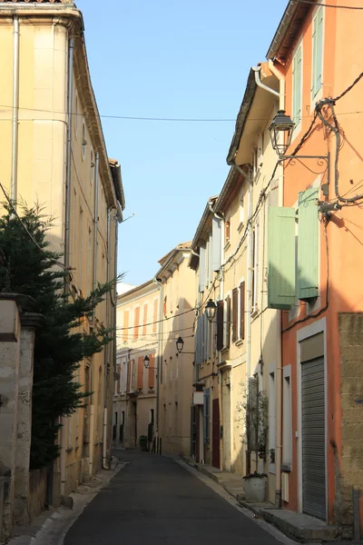 L'Isle-sur-la-sorgue utcára néző — Stock Fotó