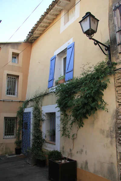 L'Isle-sur-la-Sorgue vue sur la rue — Photo