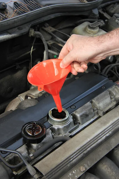 Checking engine oil — Stock Photo, Image