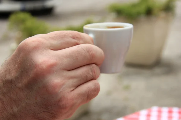 Homem segurando copo de café expresso — Fotografia de Stock