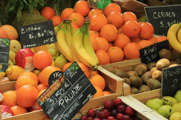 Banco di frutta in un mercato francese — Foto Stock