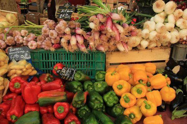Légumes dans une échoppe de marché — Photo