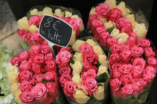 Rose bouquets at the market — Stock Photo, Image