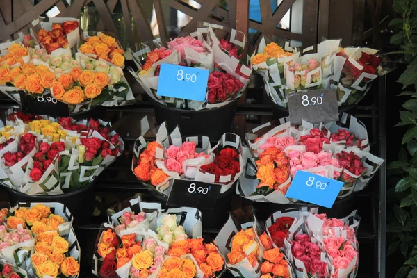 Bouquets de rosas no mercado — Fotografia de Stock