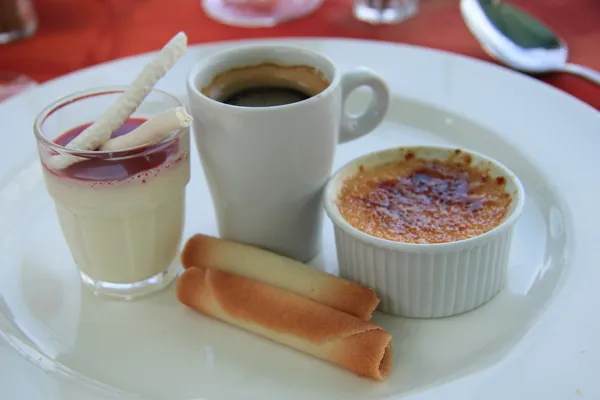 French desserts: Creme brule and  blancmange — Stock Photo, Image