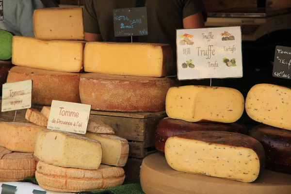 Kaas op een marktkraam — Stockfoto