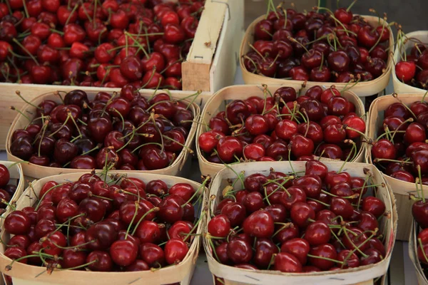 Cerejas num mercado francês — Fotografia de Stock