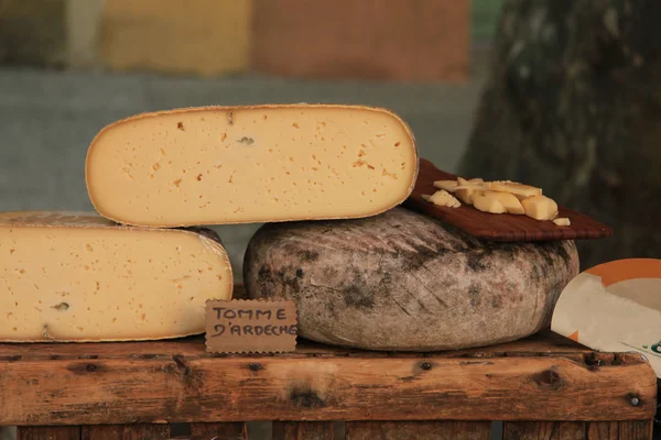 Τυρί σε πάγκους στην αγορά — Φωτογραφία Αρχείου
