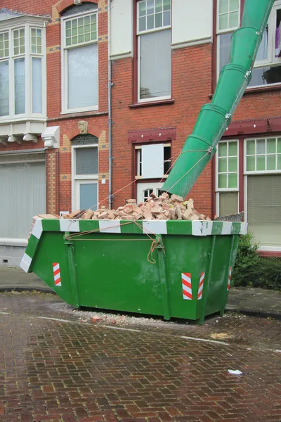 Geladen dumpster — Stockfoto