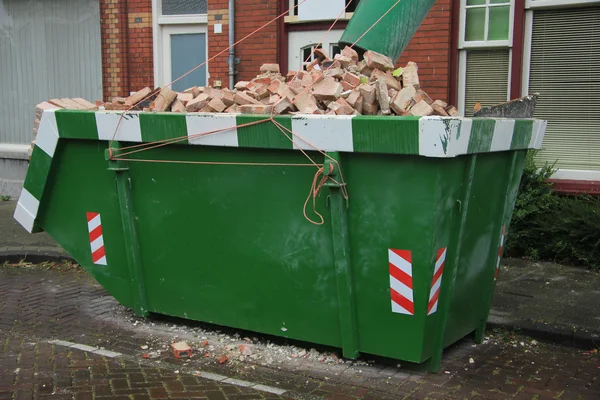 Geladen dumpster — Stockfoto