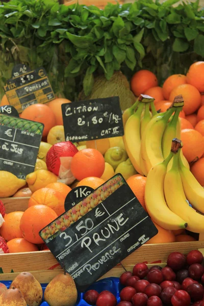 Banco di frutta in un mercato francese — Foto Stock