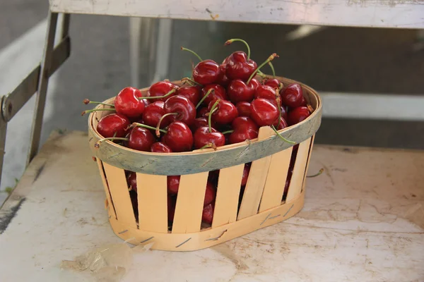 Cerejas em um mercado — Fotografia de Stock