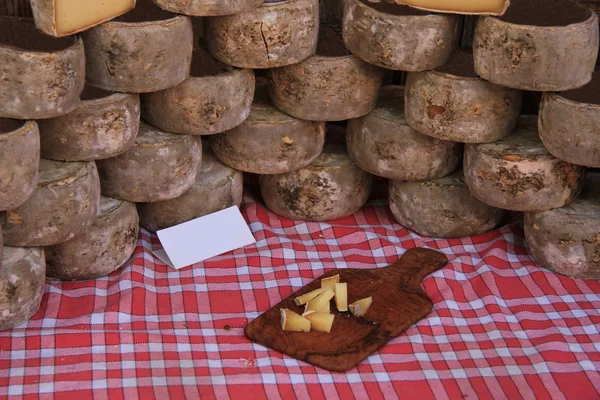 市场的一个摊位的奶酪 — 图库照片