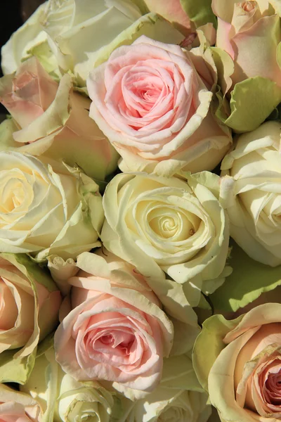 Λευκές και ροζ τριαντάφυλλα στο διακανονισμό του γάμου — Φωτογραφία Αρχείου