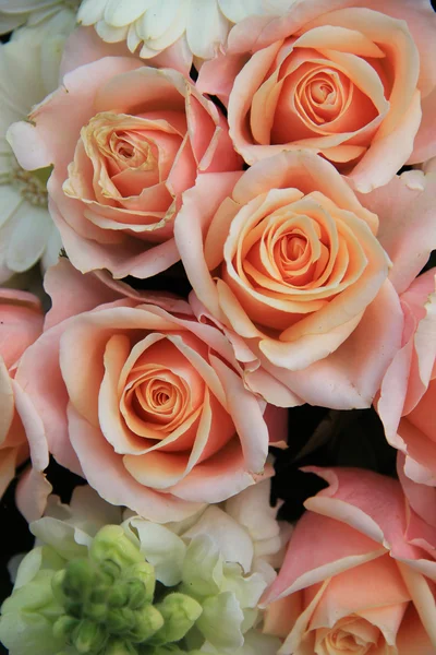 Rosor och Gerbera bröllop blommor — Stockfoto
