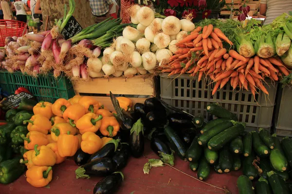 Verdure in una bancarella di mercato — Foto Stock