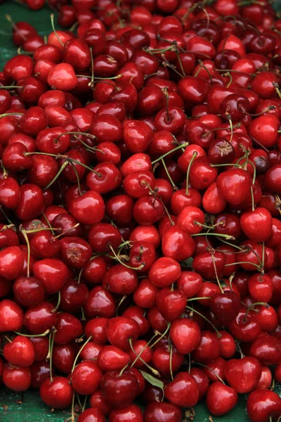 Cherries at a market — Stockfoto