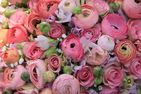 Rosas rosadas y ramo de novia ranúnculo — Foto de Stock
