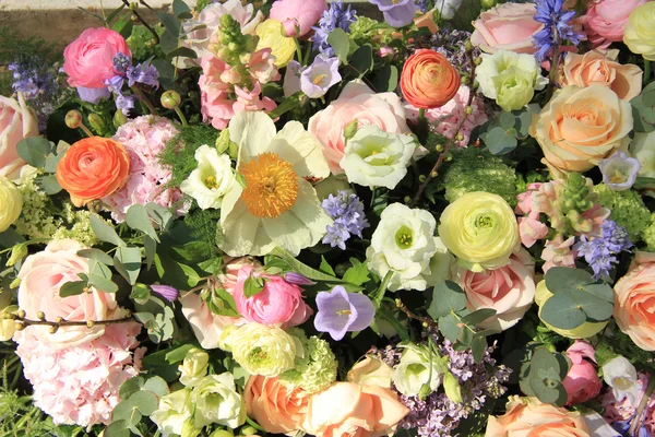 Mixed bridal arrangement — Stock Photo, Image
