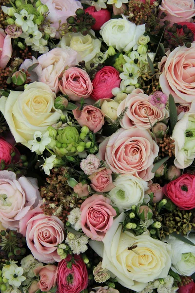 Růžové a bílé svatební uspořádání — Stock fotografie