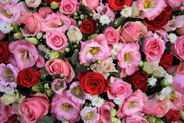 Rött, rosa och vit bröllop arrangemang — Stockfoto