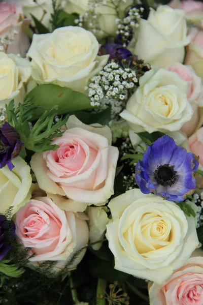 Quelque chose de bleu... dans un bouquet de mariée — Photo