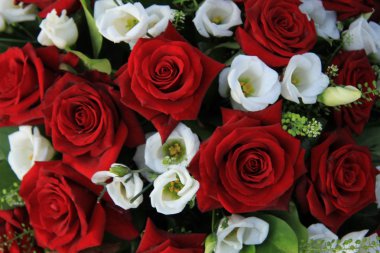 Beyaz ve kırmızı düğün düzenleme