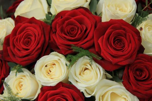 Rosas rojas y blancas en un arreglo de boda — Foto de Stock
