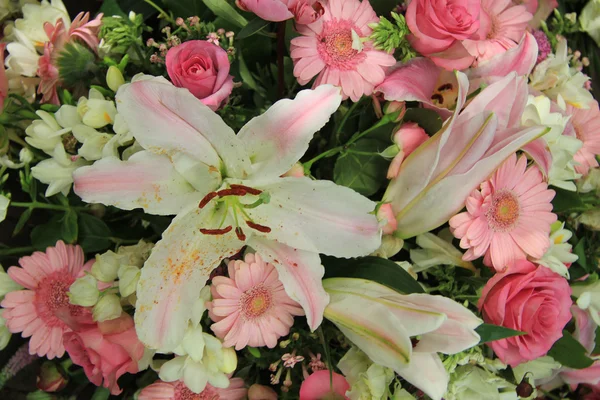 Weiße und rosa Hochzeitsblumen — Stockfoto