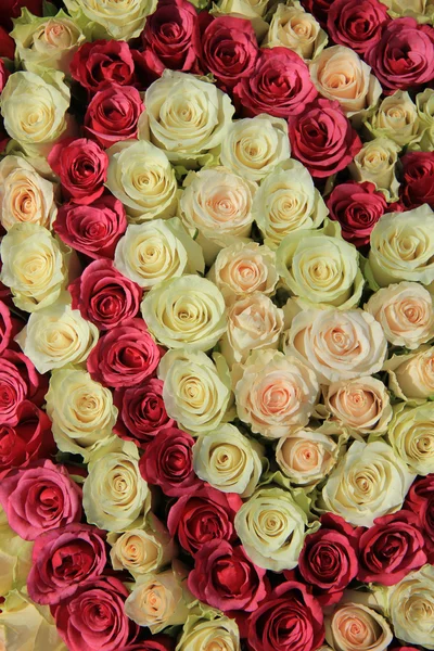 Rosas cor-de-rosa em diferentes tons em arranjo de casamento — Fotografia de Stock