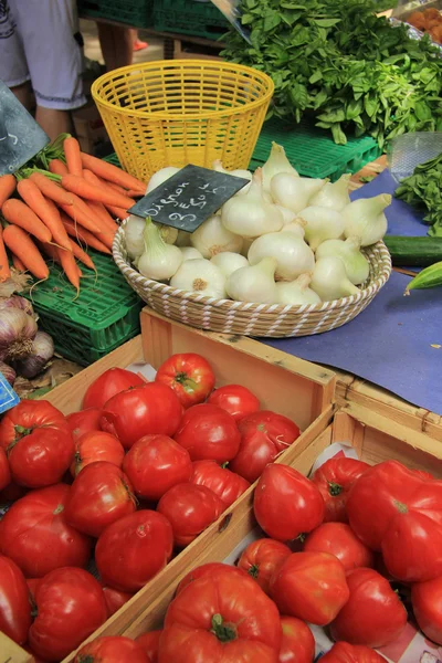 Produtos hortícolas numa banca de mercado — Fotografia de Stock