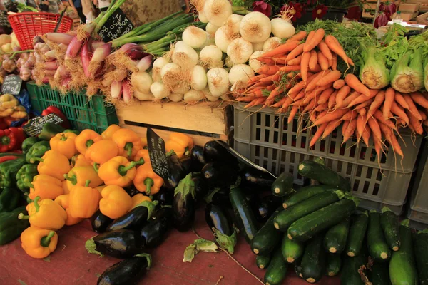 Groenten op een marktkraam — Stockfoto