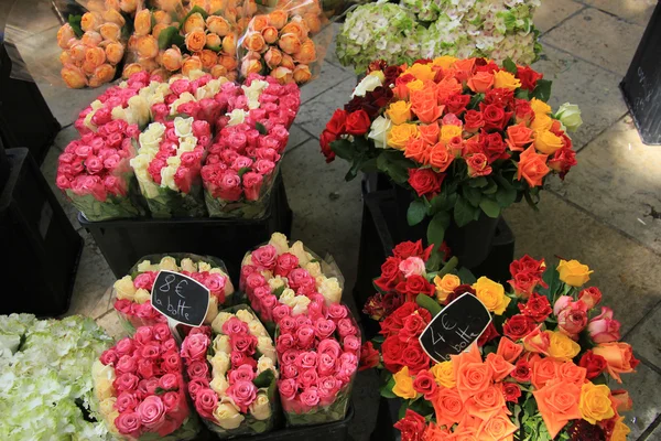 Piyasada gül buketleri — Stok fotoğraf