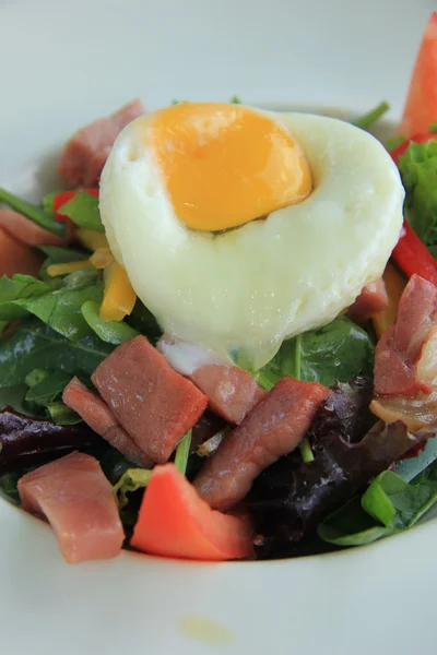 Pocherat ägg och sallad — Stockfoto