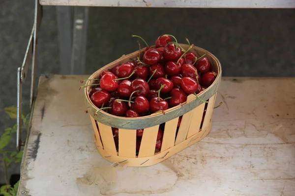 Cherries at a market — Zdjęcie stockowe