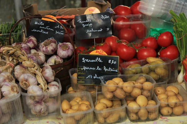 市場の屋台で野菜 — ストック写真