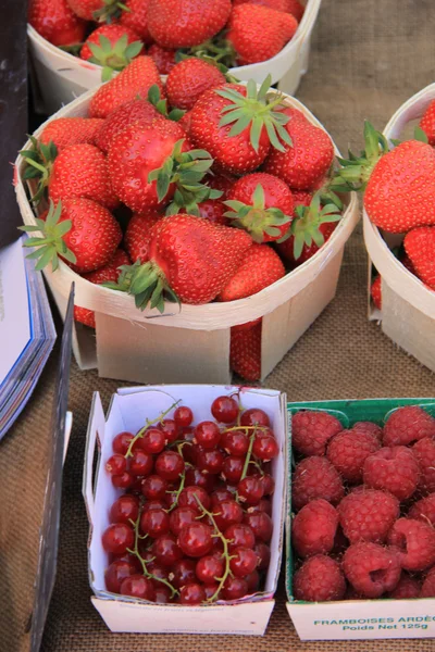 Baies dans un étal de marché — Photo