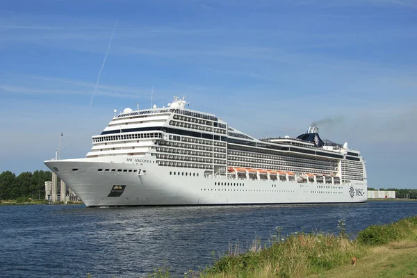 Velsen, the Netherlands, July 7th, 2014 : MSC Magnifica — Stock Photo, Image