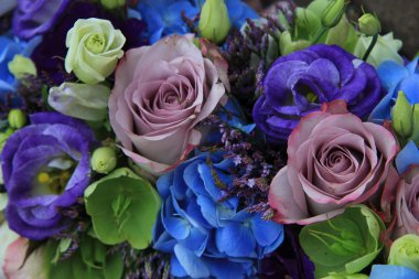 enRysk fotboll framför gips vägg