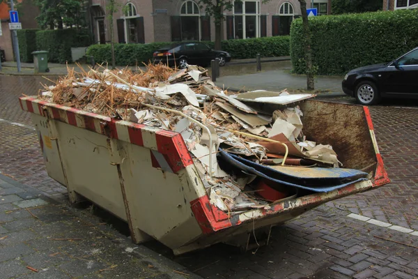 Müllcontainer beladen — Stockfoto