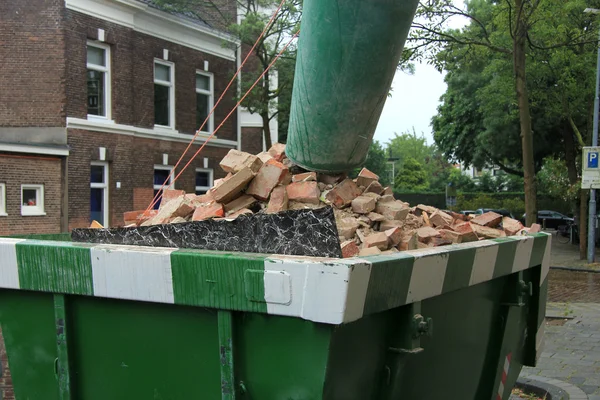 Müllcontainer beladen — Stockfoto