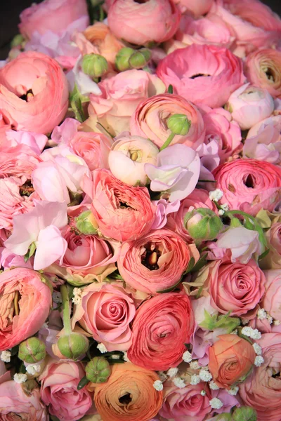 Рожеві троянди і букет весільних рунункулів — стокове фото