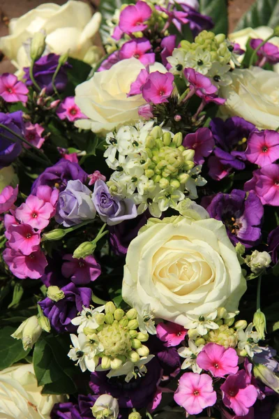 Purple and white wedding bouquet — Stock Photo, Image
