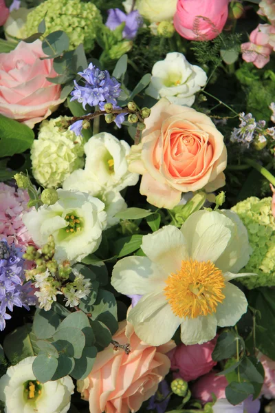 Mixed bridal arrangement — Stock Photo, Image