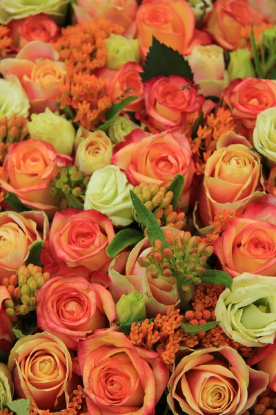 Oranje en gele rozen in een bruids boeket — Stockfoto