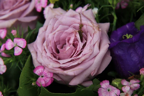 Purple wedding bouquet — Stock Photo, Image