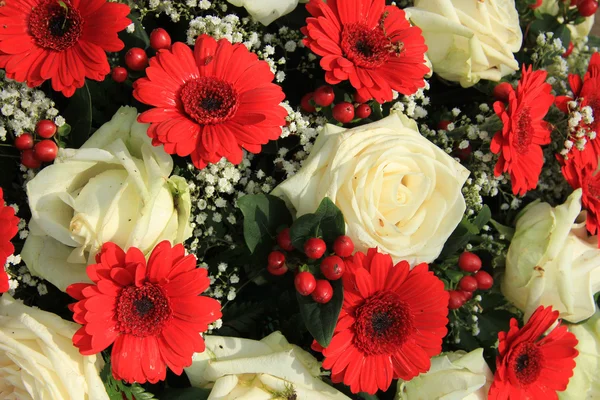 Ramo de novia en rojo y blanco — Foto de Stock