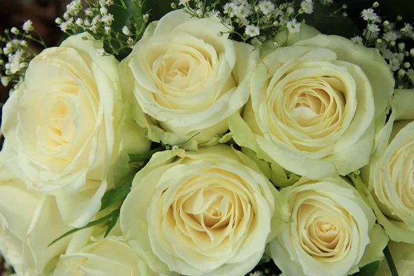 Szabadtéri esküvői dekoráció: fehér virágai — Stock Fotó